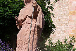 Statue vor der Kirche in Leidersbach