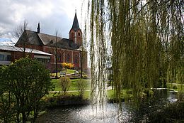 Park mit Kirche & Pfarrheim
