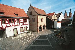 Rathaus-Innenhof mit Romanischem Haus